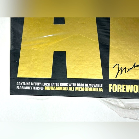 The Official Treasures of Muhammad Ali - Large Collector’s Book 🥊 - Picture 9 of 9